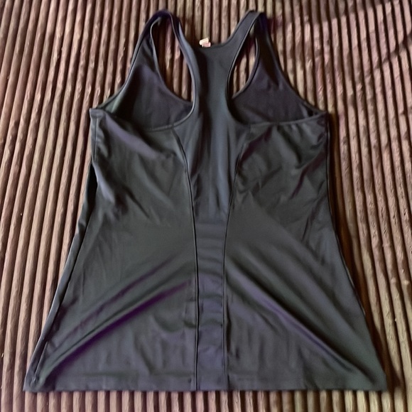 Women’s Under Armour tank, size medium - Picture 2 of 2